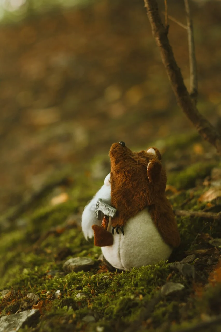 Gnome Berserker — rear view on a slope with moss and autumn leaves