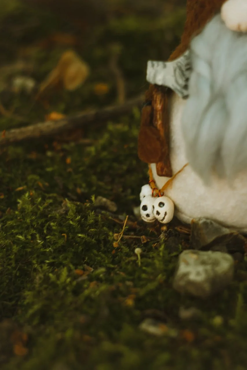 Skulls on belt and battle axe of Gnome Berserker — detail closeup