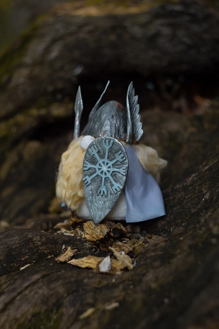 Gnome Odin's warrior with Aegishjalmur shield — side view