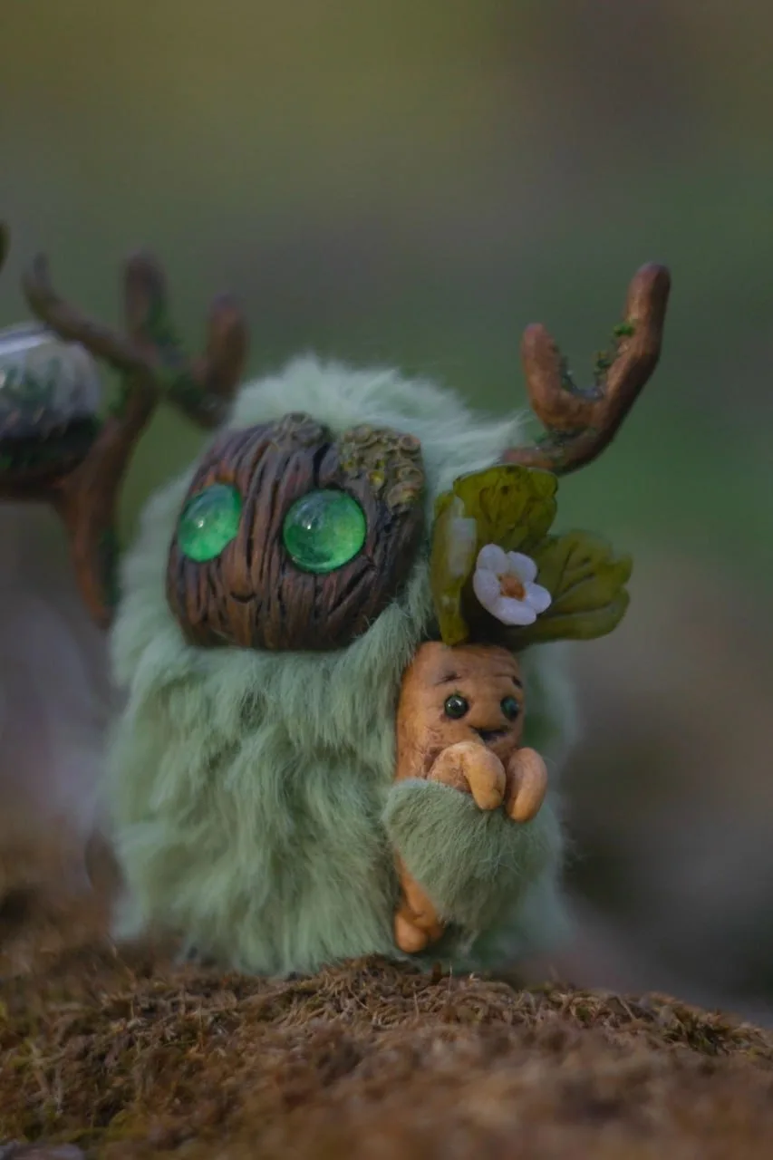 Greenhouse Keeper fluffy — close-up of strawberry root with flowering bloom in paw