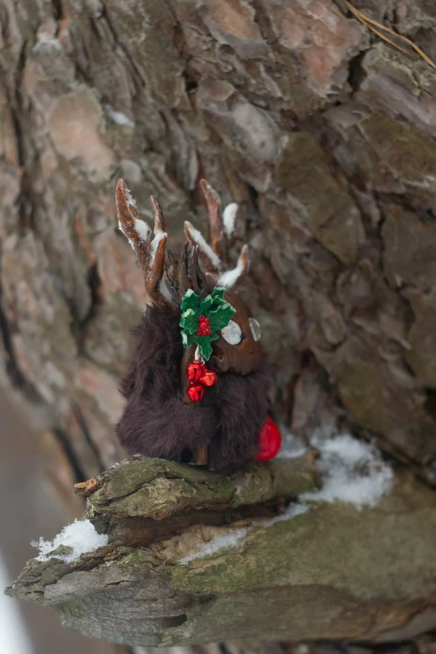 Holly Spirit fluffy — side view showing snow-capped antlers and red teapot detail