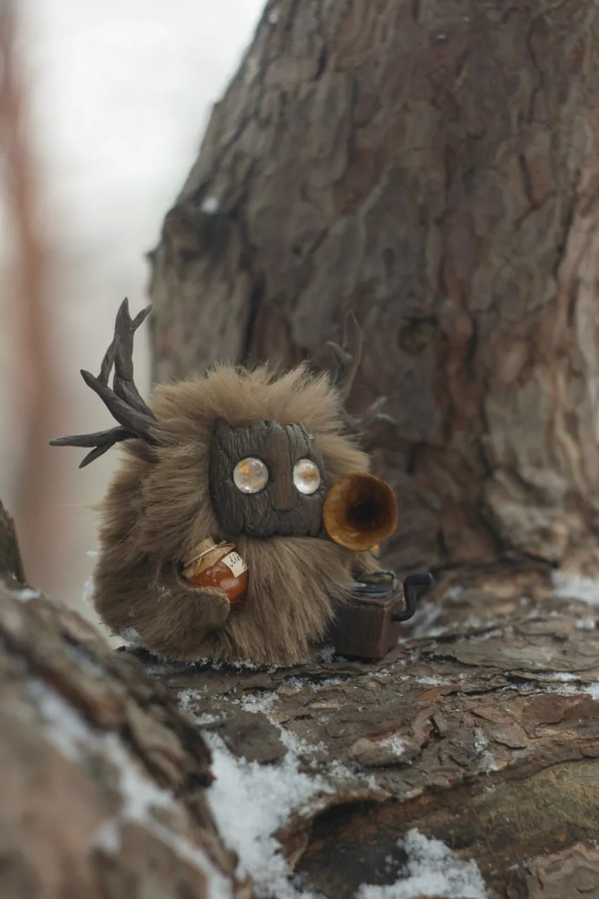 Nostalgia fluffy — side view nestled between tree trunks