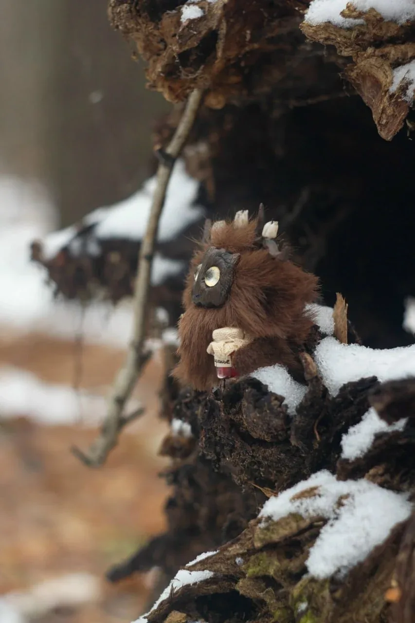 Page Rustle fluffy — side view on bark texture, lantern on horns