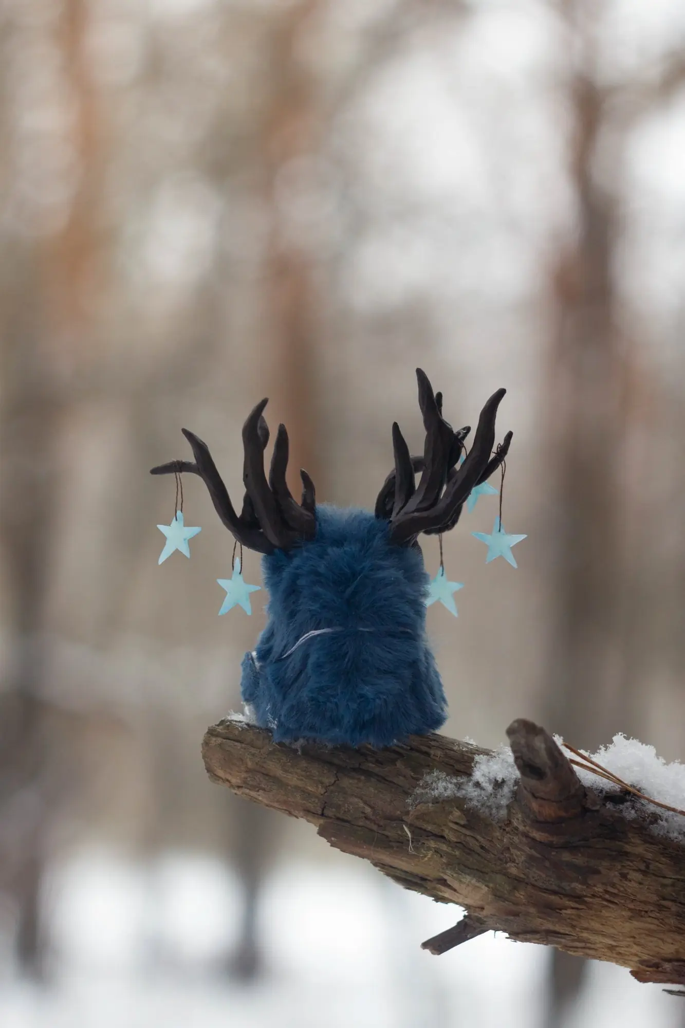Polaris fluffy — back view showing blue wool and dark antlers with stars
