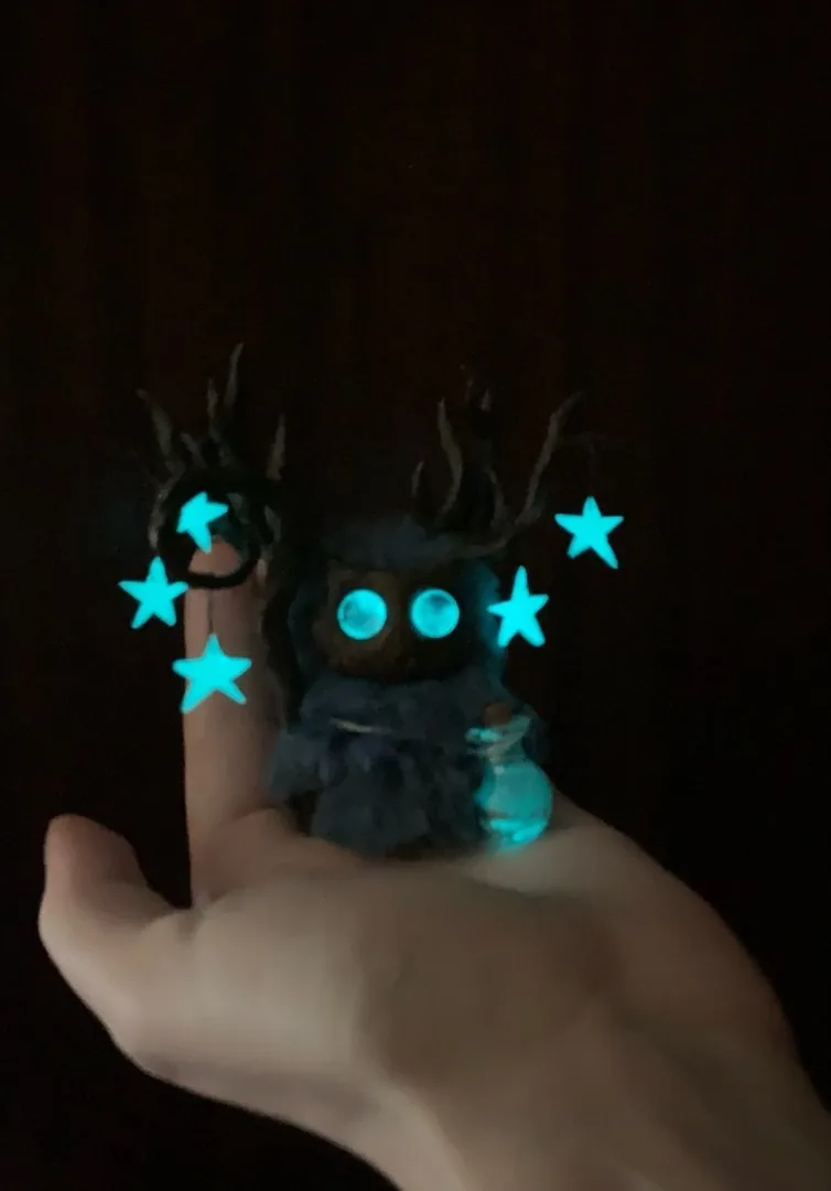 Polaris fluffy — turquoise eyes and stars glowing in darkness