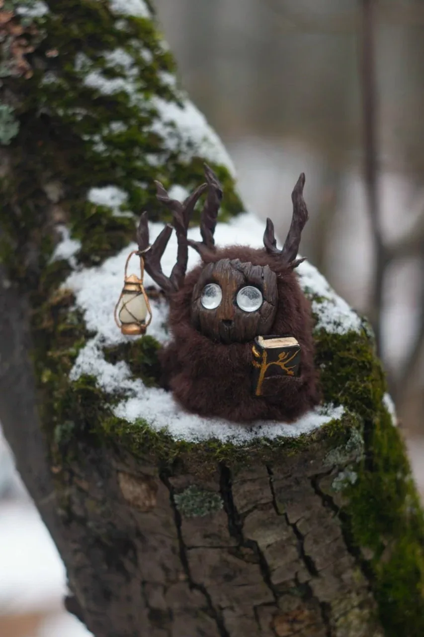 Storyteller fluffy — close-up of face with glowing lantern and golden book