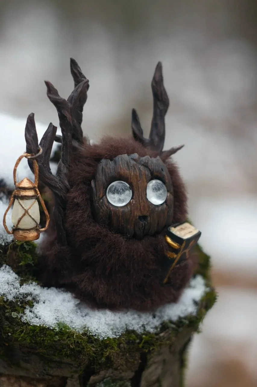 Storyteller fluffy — nestled on mossy tree bark in winter forest