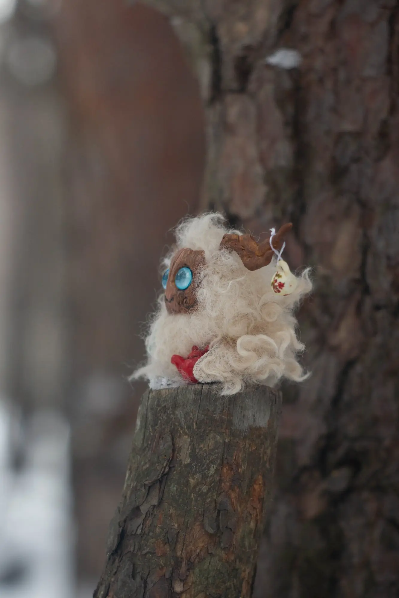 Yeti fluffy — front close-up showing fluffy white wool and blue eyes