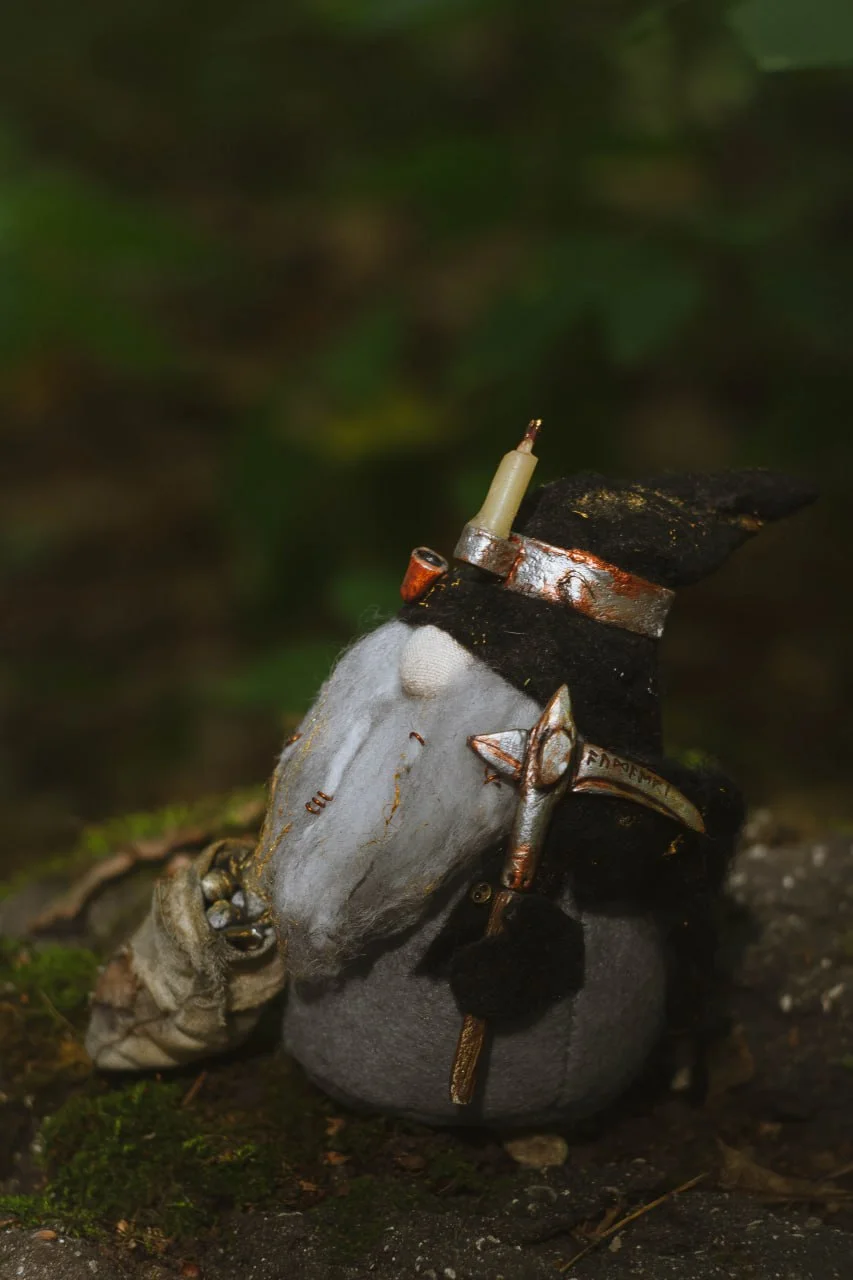 Gnome Gold Digger — full front view, alternative angle