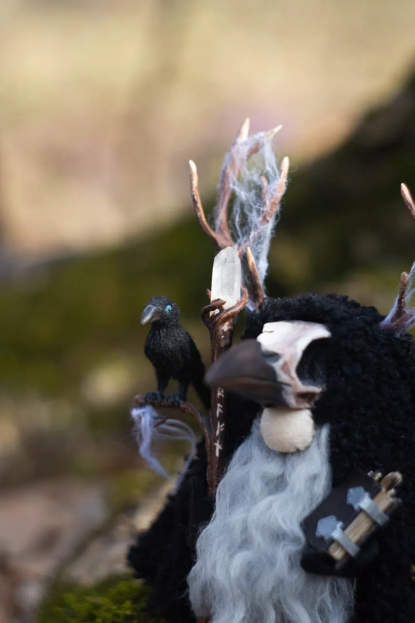 Raven on quartz-tipped staff — Gnome Kark's detail closeup
