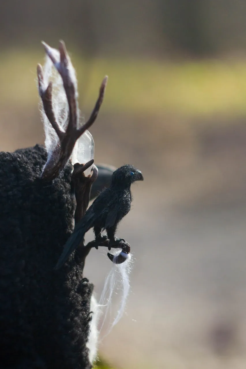 Gnome Kark's hrafn rune staff, quartz and raven — side angle