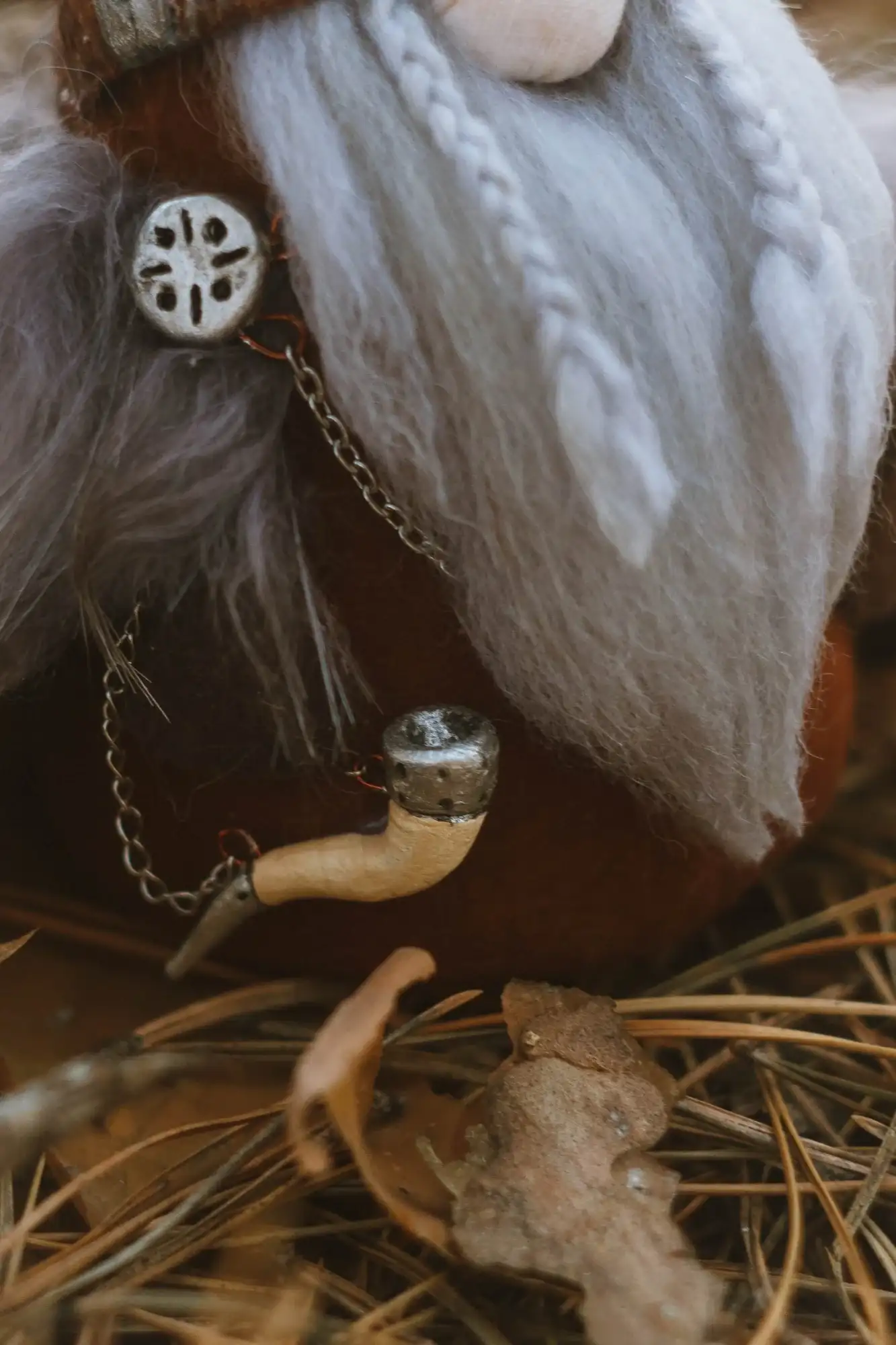 Gnome Konung's drinking horn in silver setting with surgical steel chains — closeup
