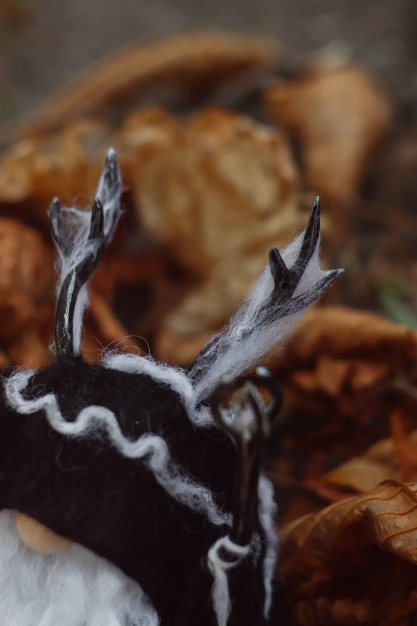 Gnome Raven Shaman's vial and hand patterns — closeup