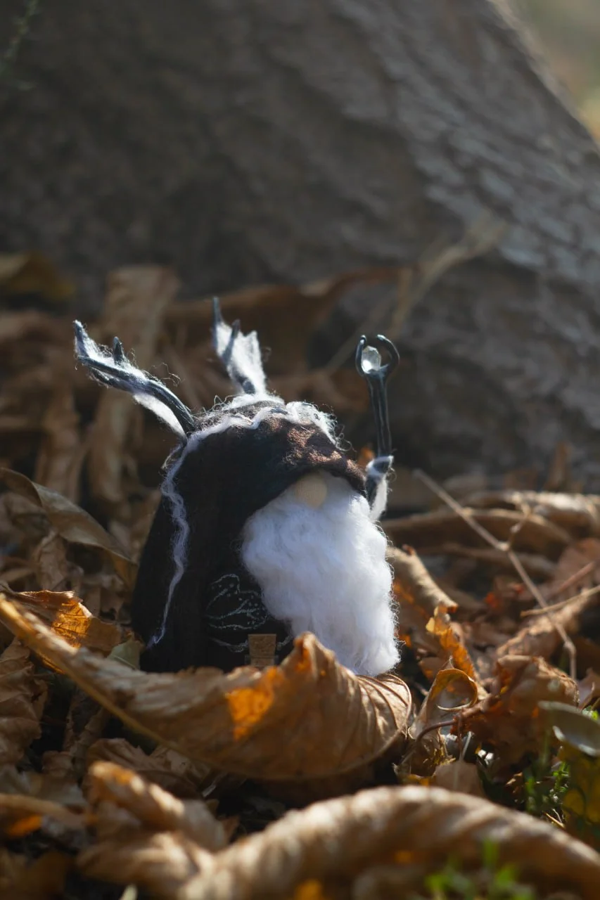 Gnome Raven Shaman — front view with staff and antlers