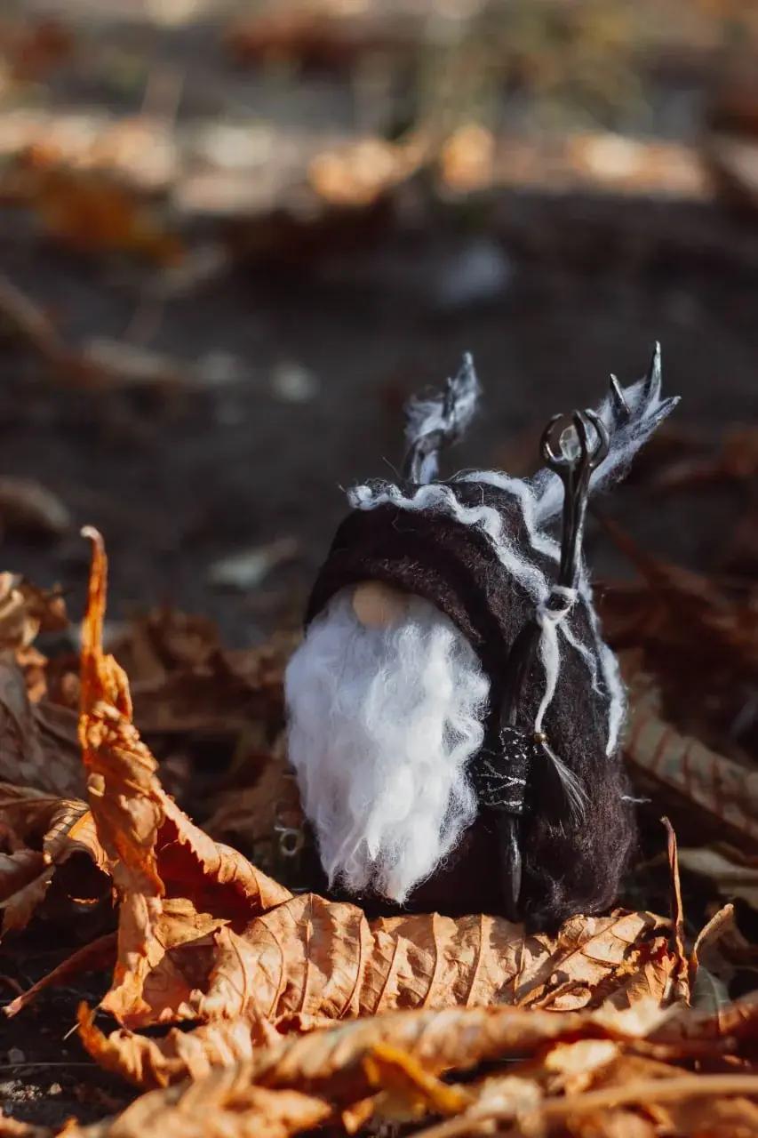 Gnome Raven Shaman — side view, wool cloak and staff