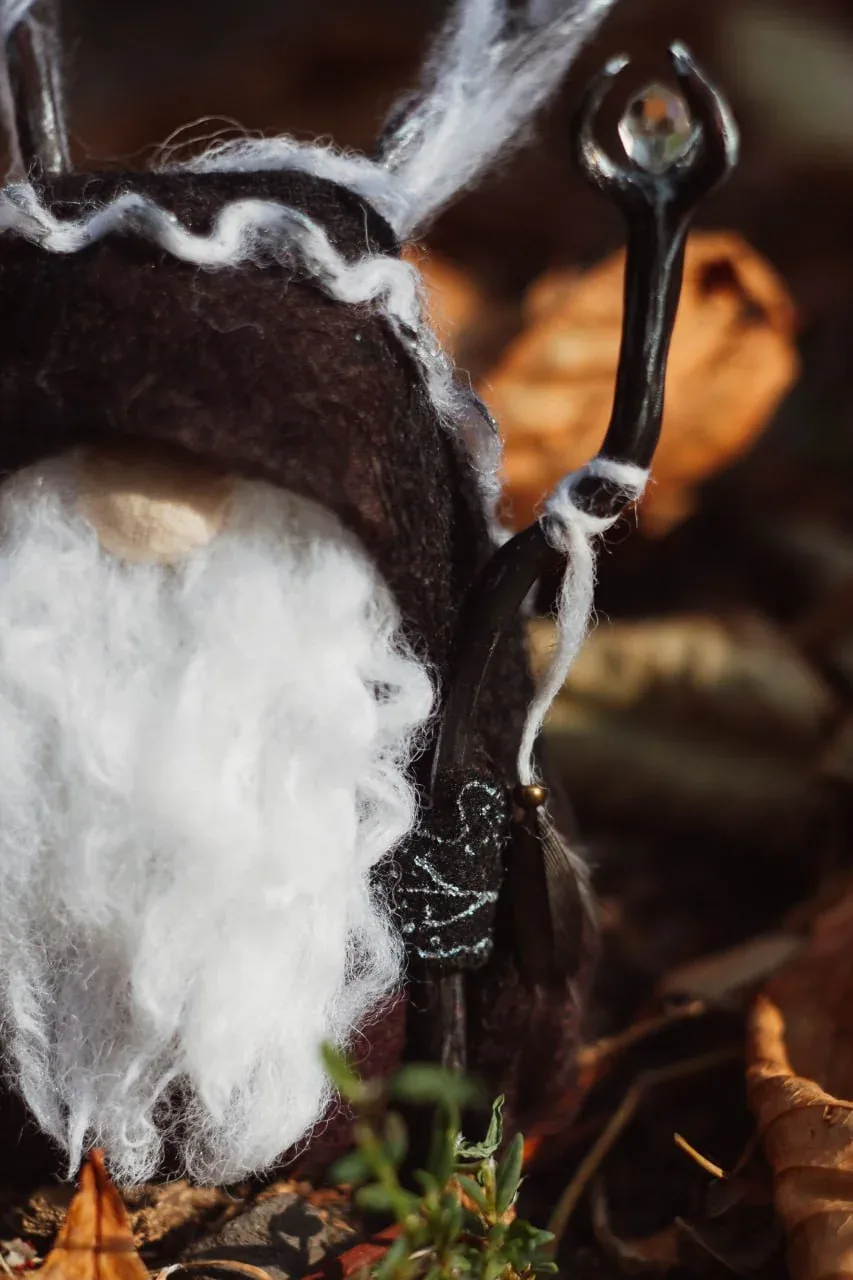Gnome Raven Shaman's quartz-crystal staff — closeup