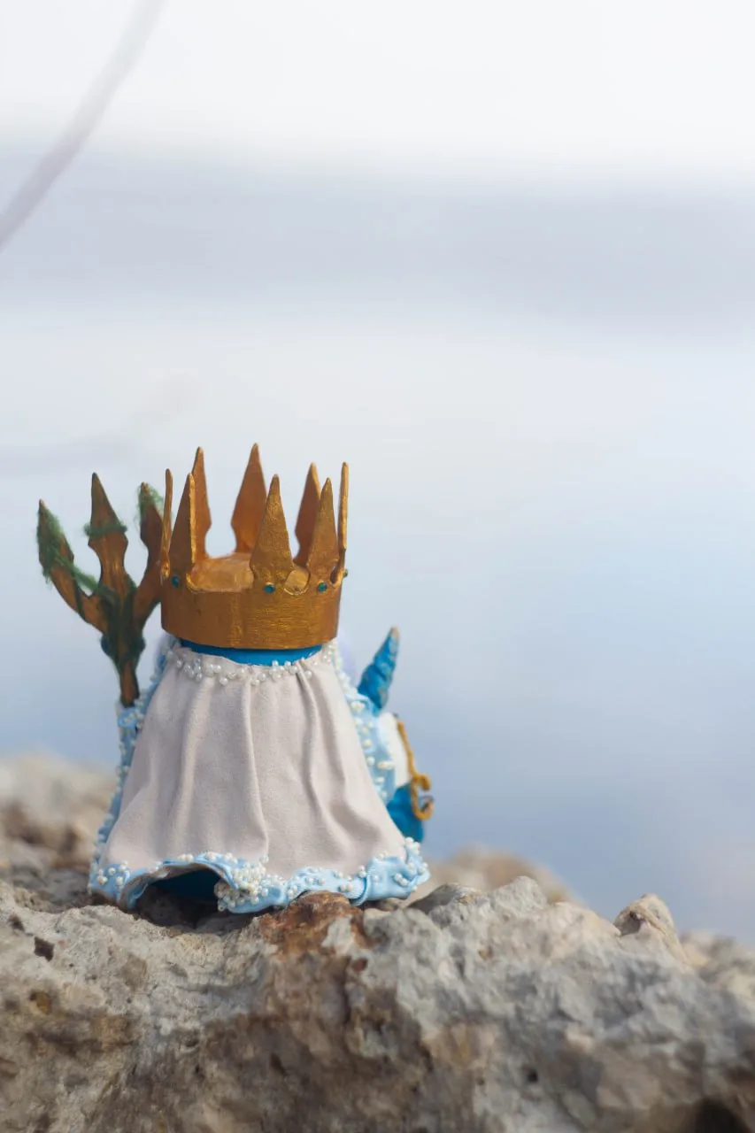 Gnome Sea King — rear view, golden crown and pearl cloak