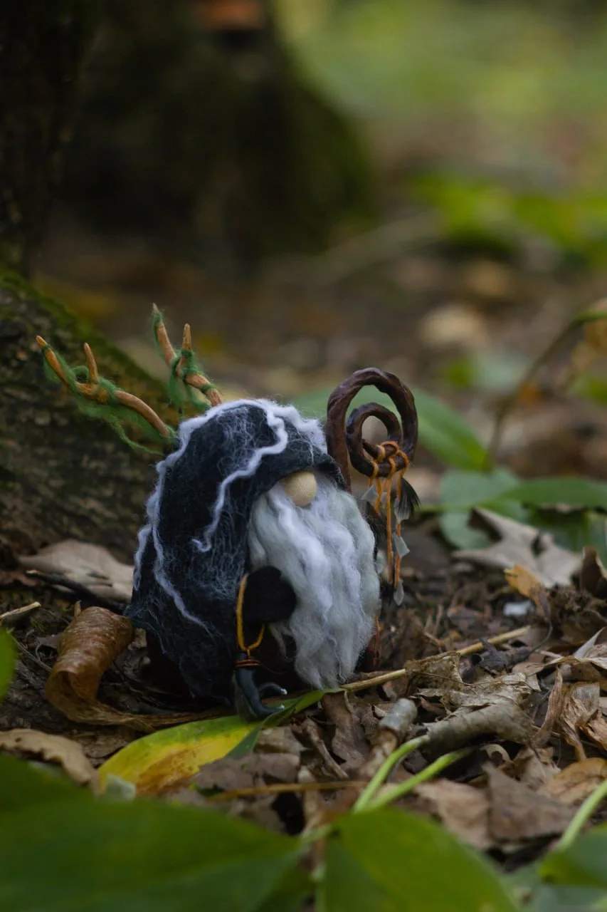 Gnome Shaman's staff with river shells and raven feathers — closeup