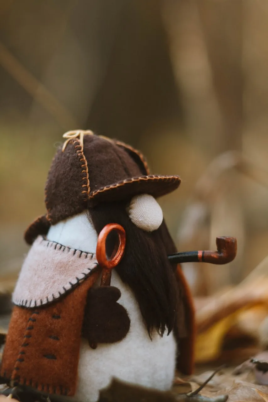 Gnome Sherlock's deerstalker hat — top view closeup